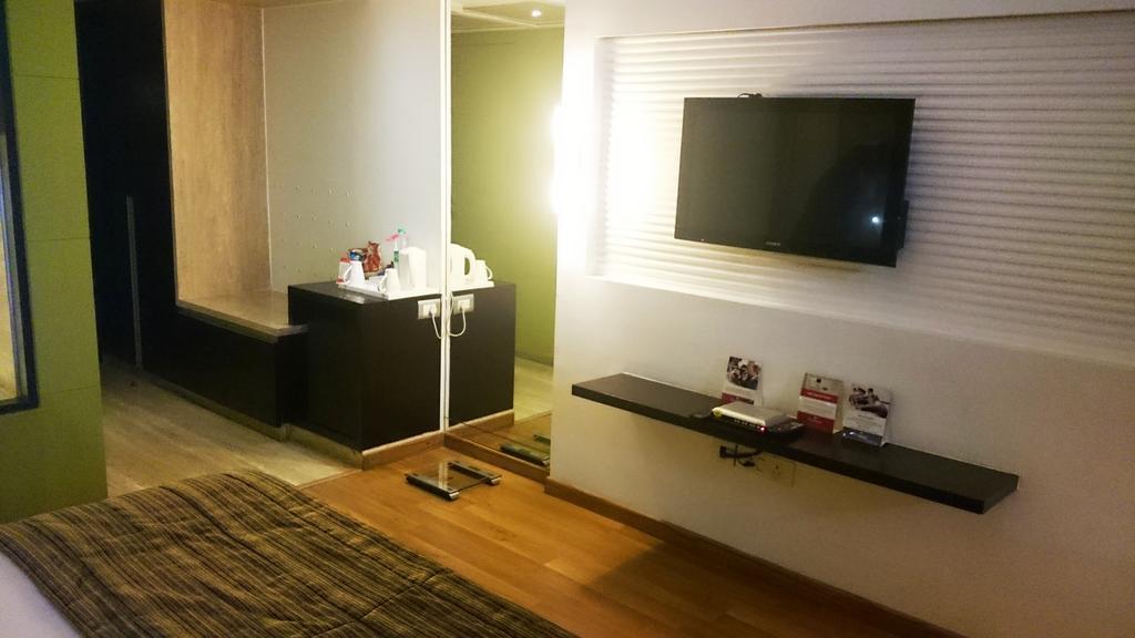 Hotel Ramada By Wyndham Navi Mumbai Esterno foto