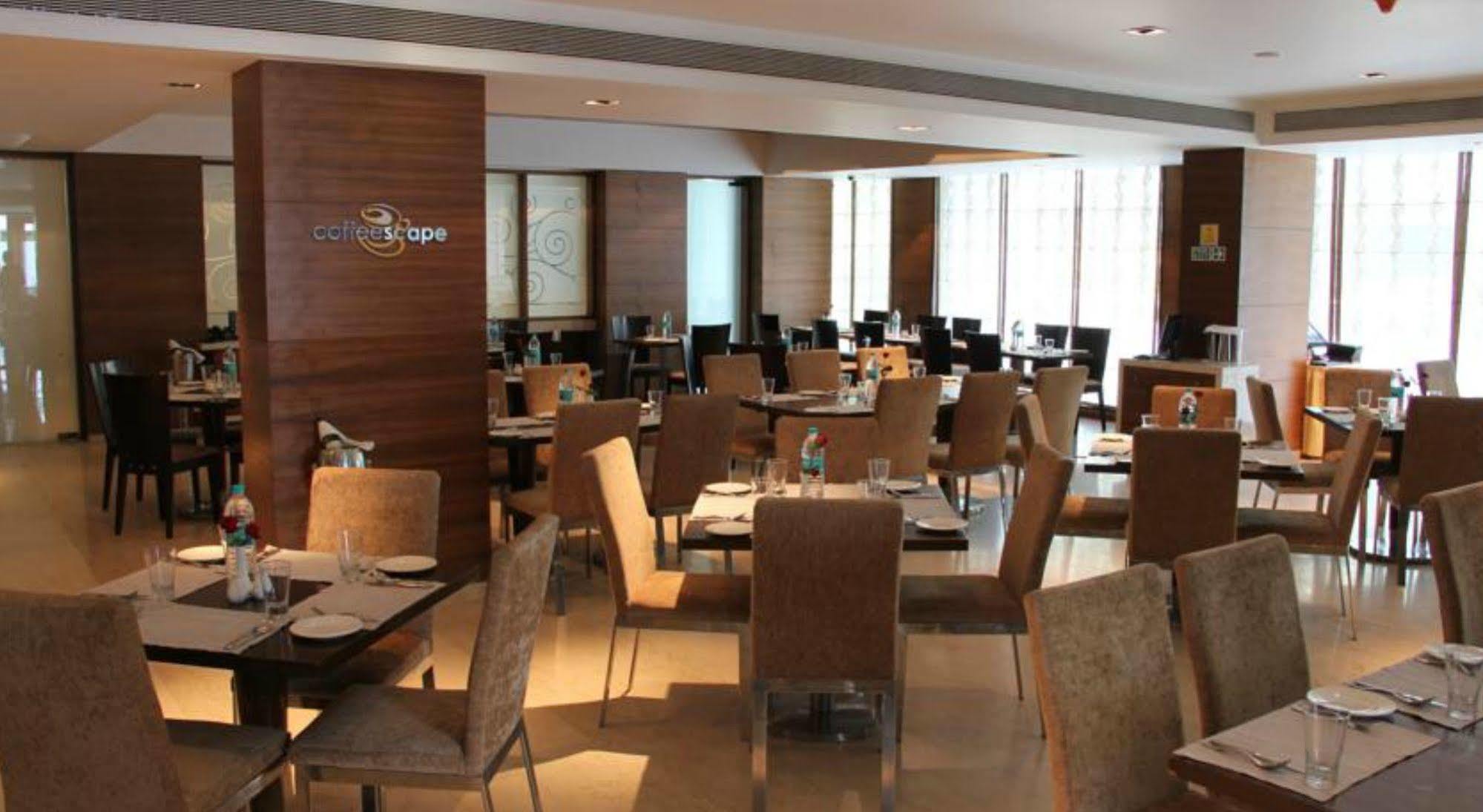Hotel Ramada By Wyndham Navi Mumbai Esterno foto