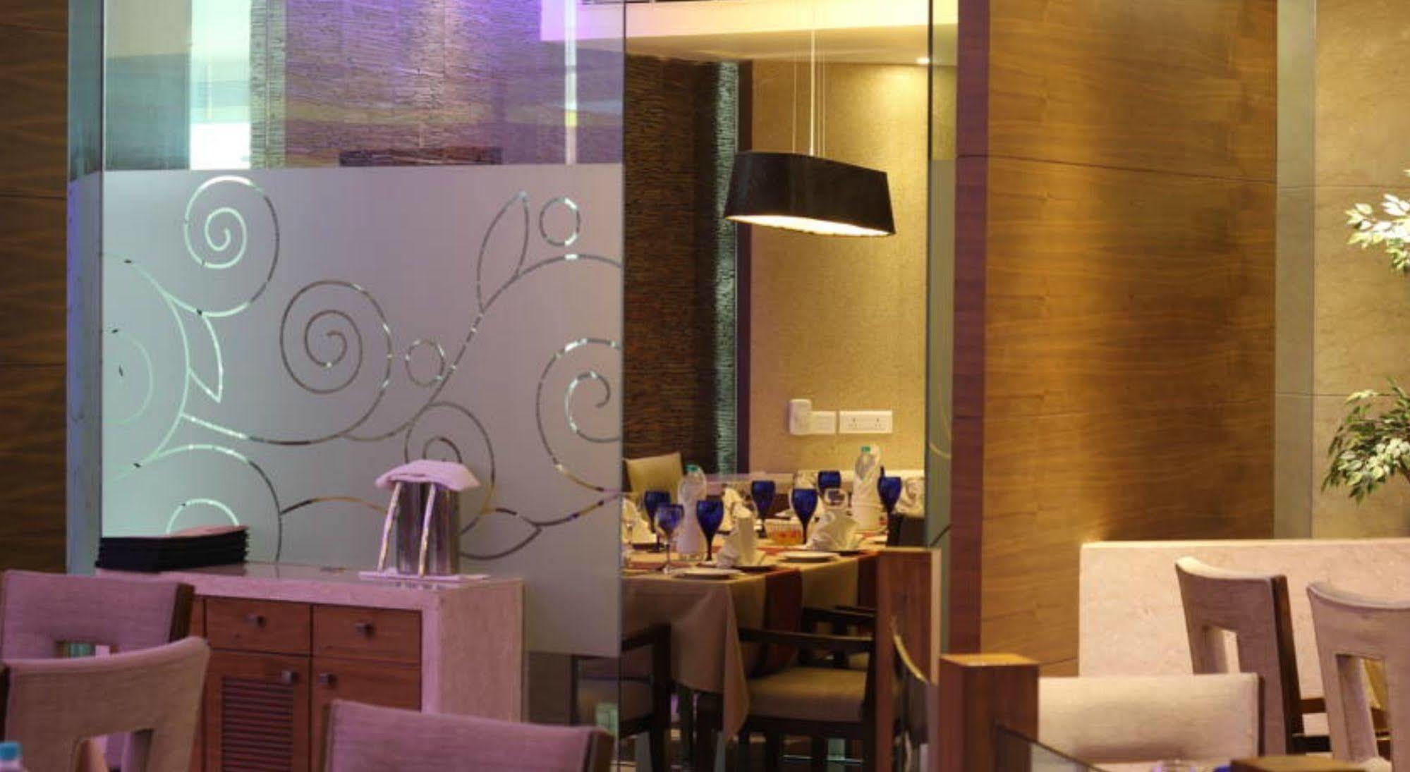 Hotel Ramada By Wyndham Navi Mumbai Esterno foto