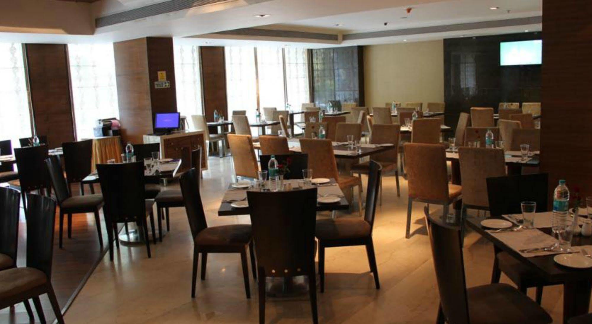Hotel Ramada By Wyndham Navi Mumbai Esterno foto