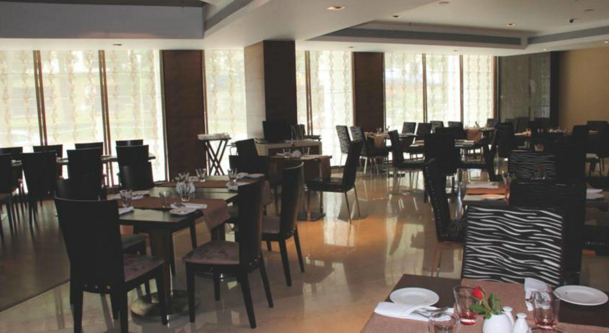 Hotel Ramada By Wyndham Navi Mumbai Esterno foto