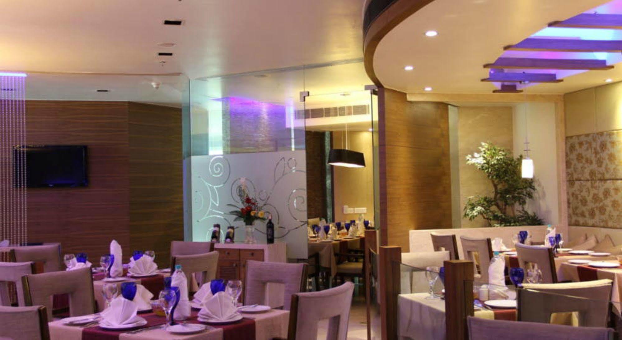 Hotel Ramada By Wyndham Navi Mumbai Esterno foto