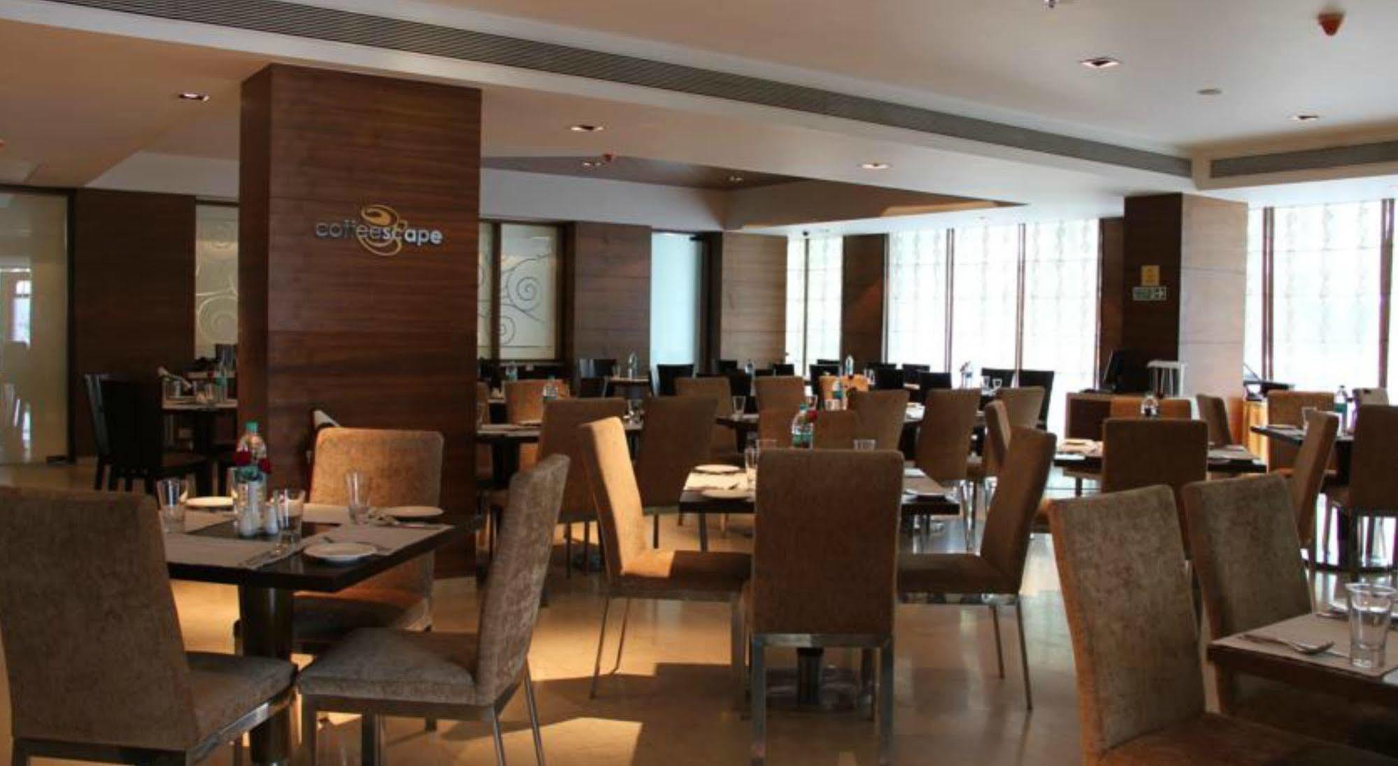 Hotel Ramada By Wyndham Navi Mumbai Esterno foto